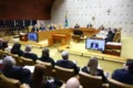 Logotipo de big techs e balança da justiça representando moderação de conteúdos