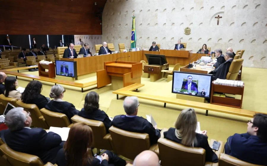 Logotipo de big techs e balança da justiça representando moderação de conteúdos