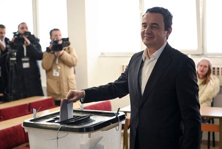 Eleições no Kosovo: partido de Kurti lidera votação legislativa