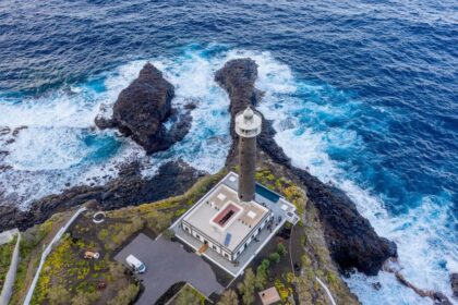 Farol centenário restaurado em La Palma, Ilhas Canárias, convertido em hotel de luxo exclusivo à beira-mar