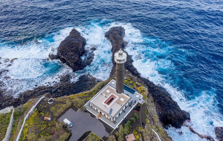 Farol centenário restaurado em La Palma, Ilhas Canárias, convertido em hotel de luxo exclusivo à beira-mar