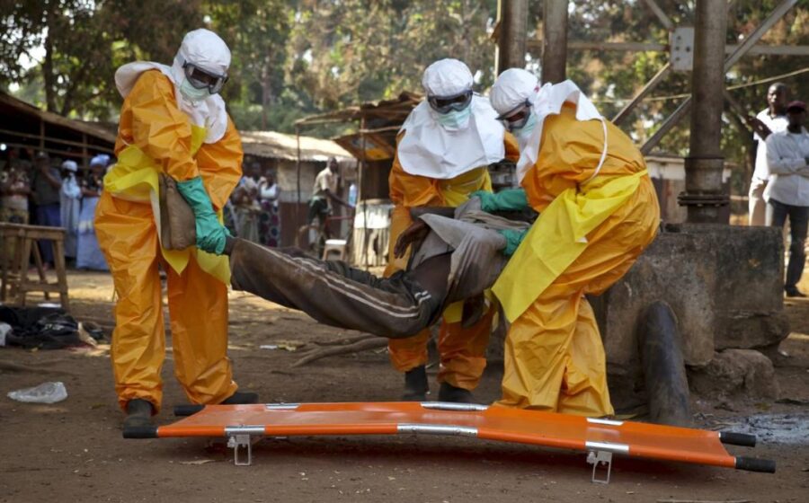 Médicos e enfermeiros de EPI combatendo Ébola na República Democrática do Congo