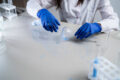 Substância líquida magnética com memória de forma em frasco de laboratório