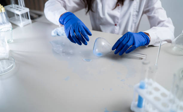 Substância líquida magnética com memória de forma em frasco de laboratório