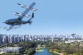 Táxi aéreo elétrico eVTOL voando sobre metrópole brasileira