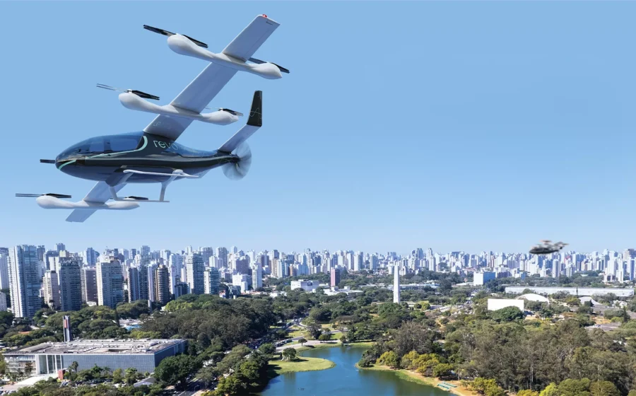 Táxi aéreo elétrico eVTOL voando sobre metrópole brasileira