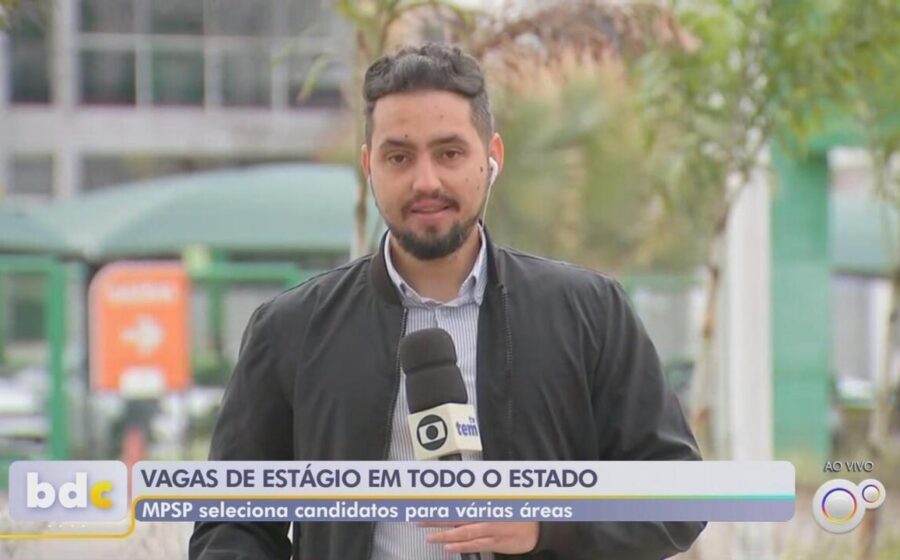 Estudantes em escritório moderno representando 105 vagas de estágio IEL em Mato Grosso do Sul