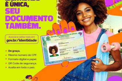 Brasileiro segurando nova Carteira de Identidade Nacional (CIN) ao lado de tela do GOV.BR nível ouro