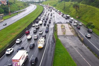 Rodovia paulista com painéis digitais de publicidade OOH da joint venture Eletromidia, Motiva e EcoRodovias