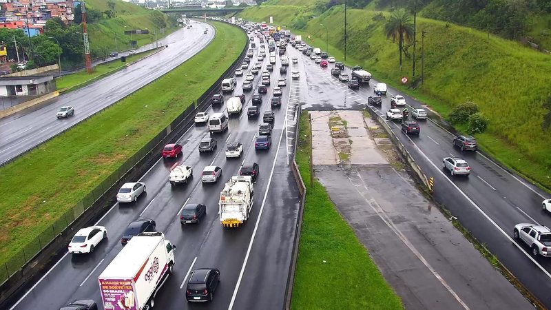 Rodovia paulista com painéis digitais de publicidade OOH da joint venture Eletromidia, Motiva e EcoRodovias