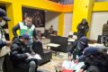 Cena do crime com fita policial amarela em frente a clube noturno em Detroit à noite