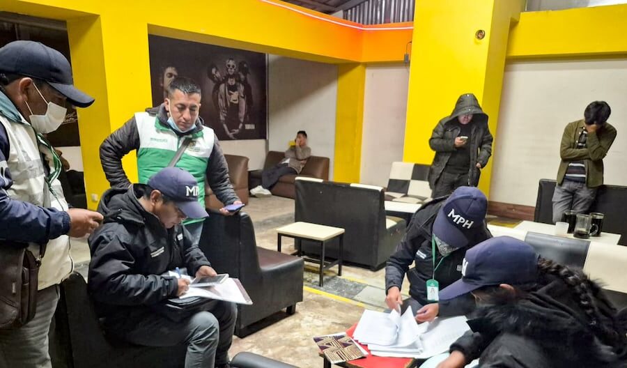 Cena do crime com fita policial amarela em frente a clube noturno em Detroit à noite