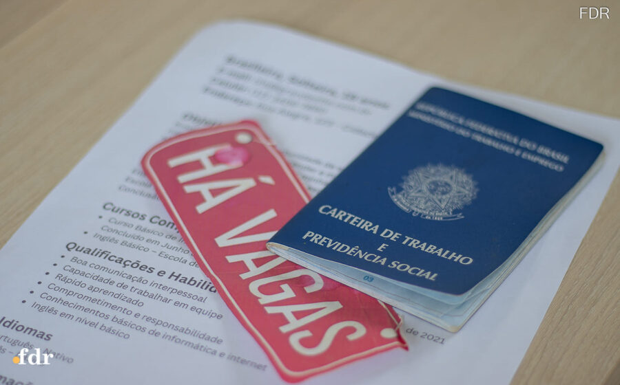 Fila de candidatos em frente à Subprefeitura do Santo Agostinho para 300 vagas de limpeza industrial em Volta Redonda