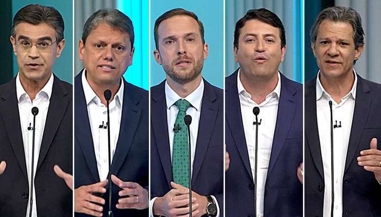 Eleitor indeciso diante de urna eletrônica com números de candidatos para governador de SP