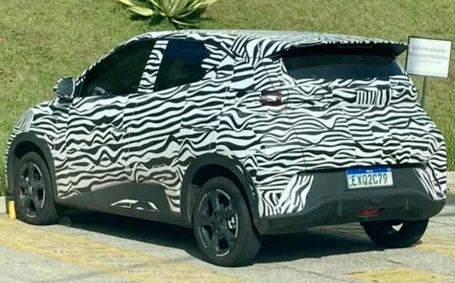 Carro elétrico conectado a estação de carregamento com gráfico de preço até R$ 100 mil