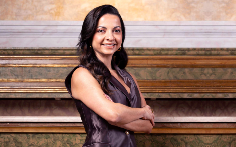 Carolina da Costa, diretora de impacto da Stone, em retrato profissional para estreia como colunista na Folha