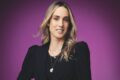 Renata Gomide, vice-presidente de Marketing do Grupo Boticário e maratonista, sorri em retrato profissional