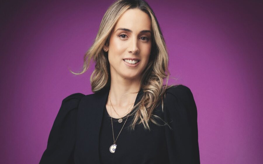 Renata Gomide, vice-presidente de Marketing do Grupo Boticário e maratonista, sorri em retrato profissional