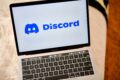 Logotipo do Discord ao lado de balança da justiça e brasão da AGU, simbolizando disputa judicial por proteção de usuários