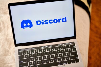 Logotipo do Discord ao lado de balança da justiça e brasão da AGU, simbolizando disputa judicial por proteção de usuários
