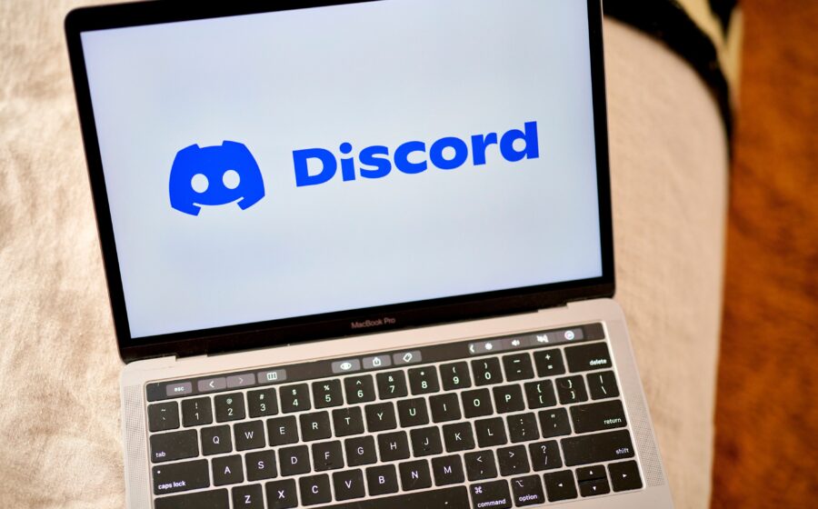 Logotipo do Discord ao lado de balança da justiça e brasão da AGU, simbolizando disputa judicial por proteção de usuários