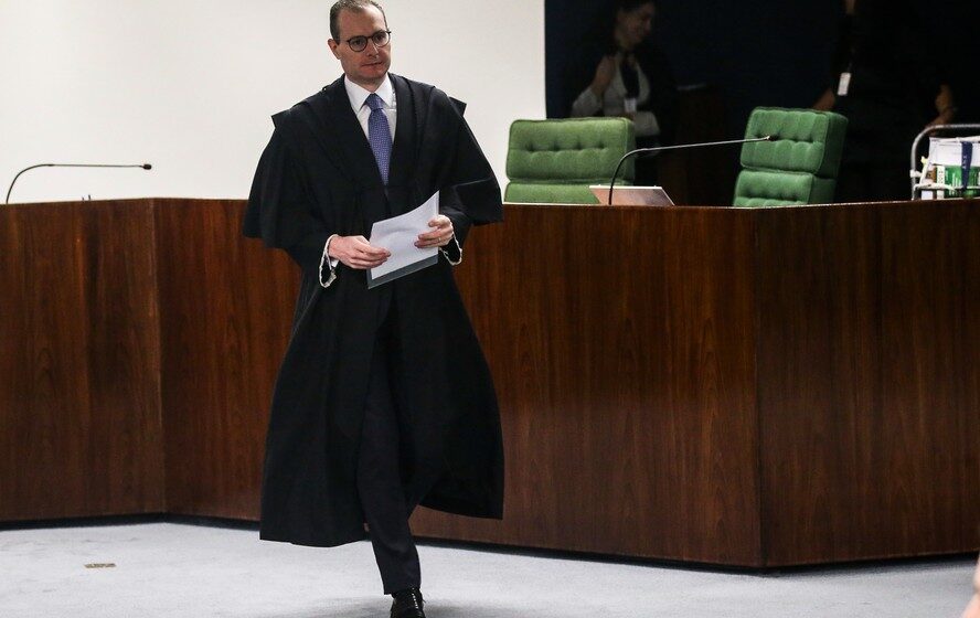 Ilustração de balança da justiça com elementos de inteligência artificial e código binário representando fraude processual no STF