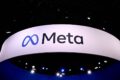 Logos da Amazon e Meta com seta vermelha de bloqueio e gráfico de ações subindo 11%