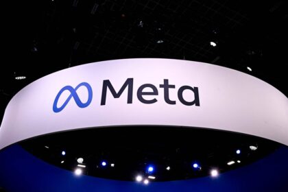 Logos da Amazon e Meta com seta vermelha de bloqueio e gráfico de ações subindo 11%