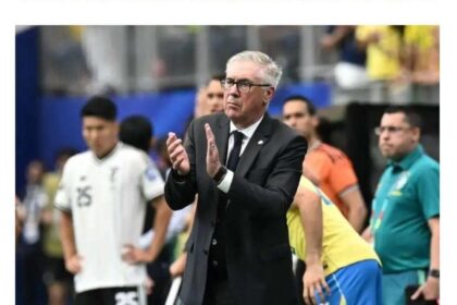 Carlo Ancelotti à beira do campo durante estreia da Seleção Brasileira contra Austrália