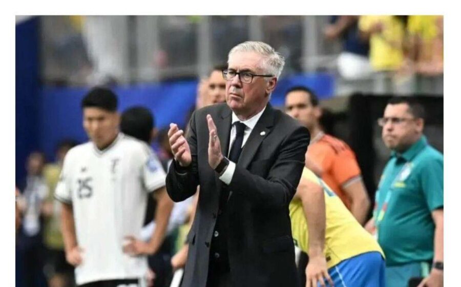Carlo Ancelotti à beira do campo durante estreia da Seleção Brasileira contra Austrália
