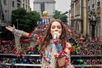 Anitta coroada rainha de bateria da Grande Rio em quadra lotada em Duque de Caxias