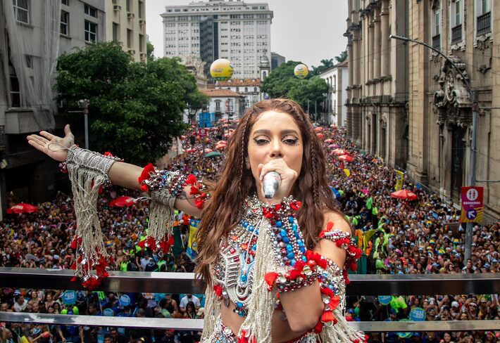 Anitta coroada rainha de bateria da Grande Rio em quadra lotada em Duque de Caxias