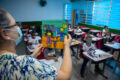 Gráfico mostra envelhecimento do corpo docente: professores idosos dobram, jovens diminuem no ensino médio brasileiro