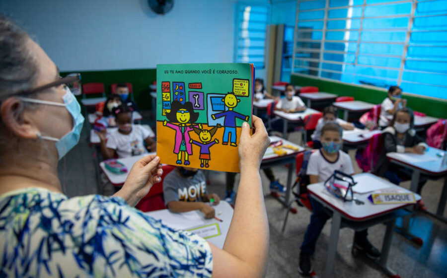 Gráfico mostra envelhecimento do corpo docente: professores idosos dobram, jovens diminuem no ensino médio brasileiro
