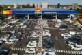 Postos de combustíveis Assaí em São Paulo com grande fluxo de veículos no estacionamento