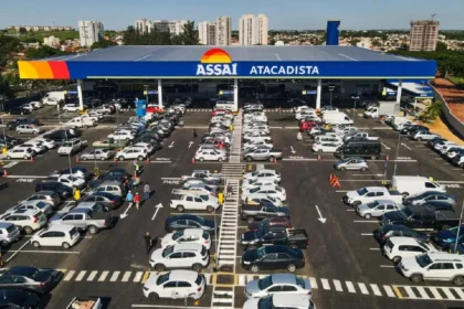 Postos de combustíveis Assaí em São Paulo com grande fluxo de veículos no estacionamento