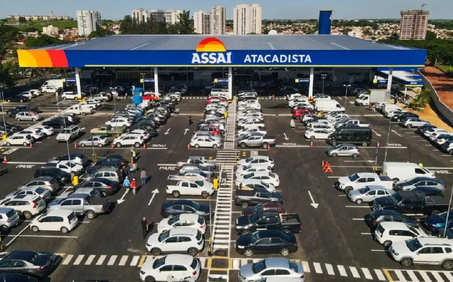 Postos de combustíveis Assaí em São Paulo com grande fluxo de veículos no estacionamento