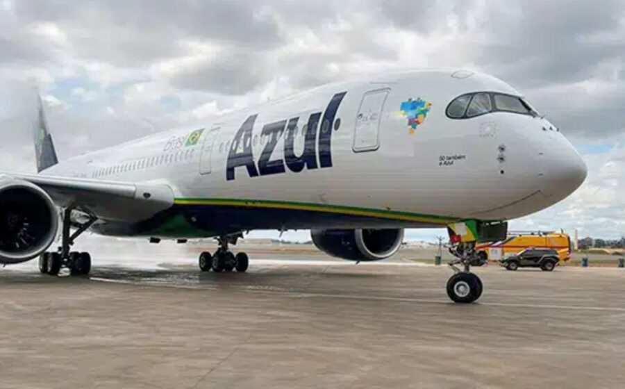 Aviões da Azul e TAP lado a lado no aeroporto, simbolizando parceria comercial mantida apesar de disputa judicial bilionária