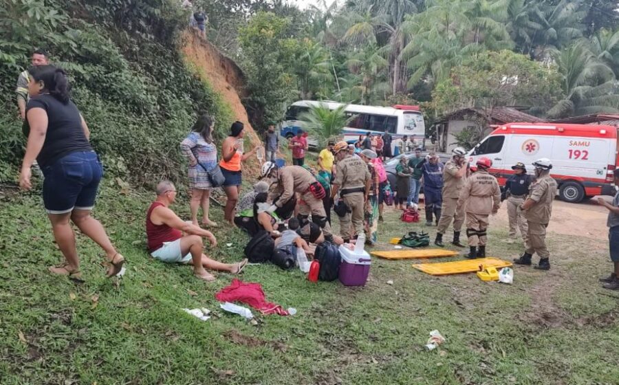 Micro-ônibus capotado em ribanceira de 15 metros no km 146 da BR-174, Presidente Figueiredo AM