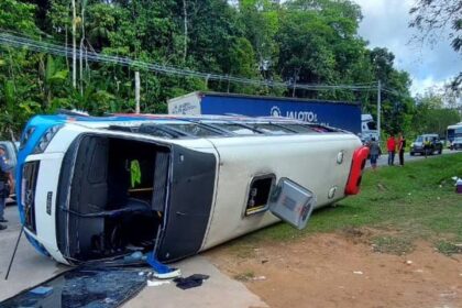 Micro-ônibus acidentado na BR-174 no km 146, Presidente Figueiredo, Amazonas