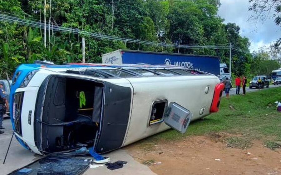 Micro-ônibus acidentado na BR-174 no km 146, Presidente Figueiredo, Amazonas