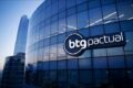 Logotipo do BTG Pactual sobre bandeira do Peru com texto 'Banco BTG Pactual Perú S.A.' e símbolo de US$ 100 milhões