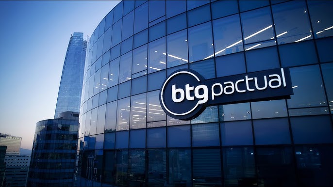 Logotipo do BTG Pactual sobre bandeira do Peru com texto 'Banco BTG Pactual Perú S.A.' e símbolo de US$ 100 milhões