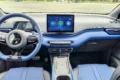 Interior do BYD Dolphin Mini 2026 sem painel de instrumentos, apenas tela central estilo Volvo EX30