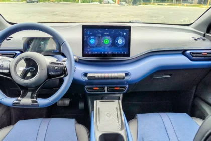 Interior do BYD Dolphin Mini 2026 sem painel de instrumentos, apenas tela central estilo Volvo EX30