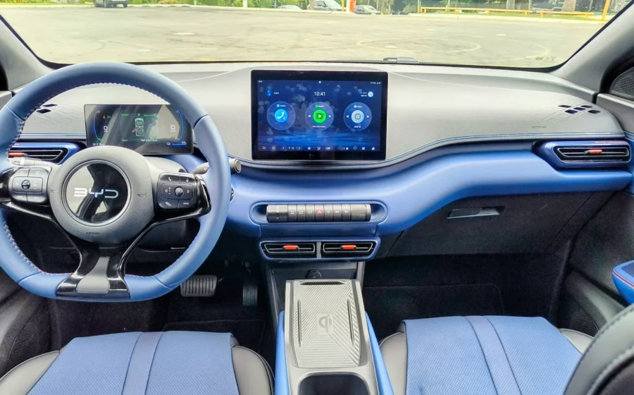 Interior do BYD Dolphin Mini 2026 sem painel de instrumentos, apenas tela central estilo Volvo EX30