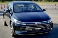 BYD King GL sedã híbrido plug-in frontal vista lateral prata metálico estacionado