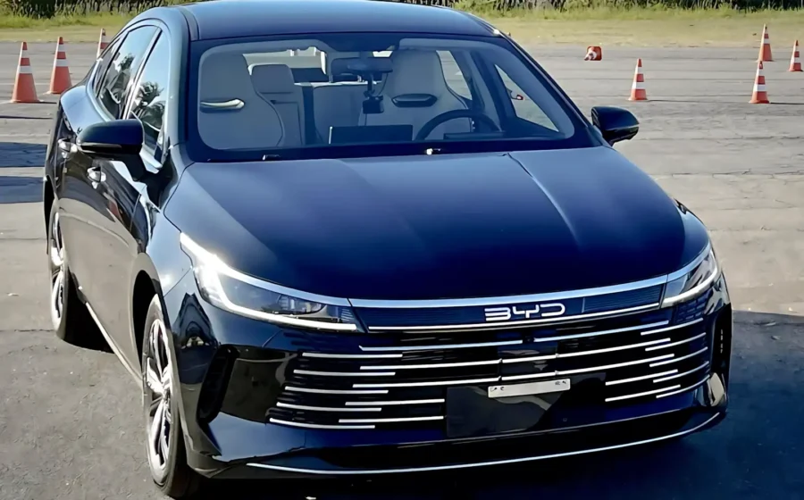 BYD King GL sedã híbrido plug-in frontal vista lateral prata metálico estacionado