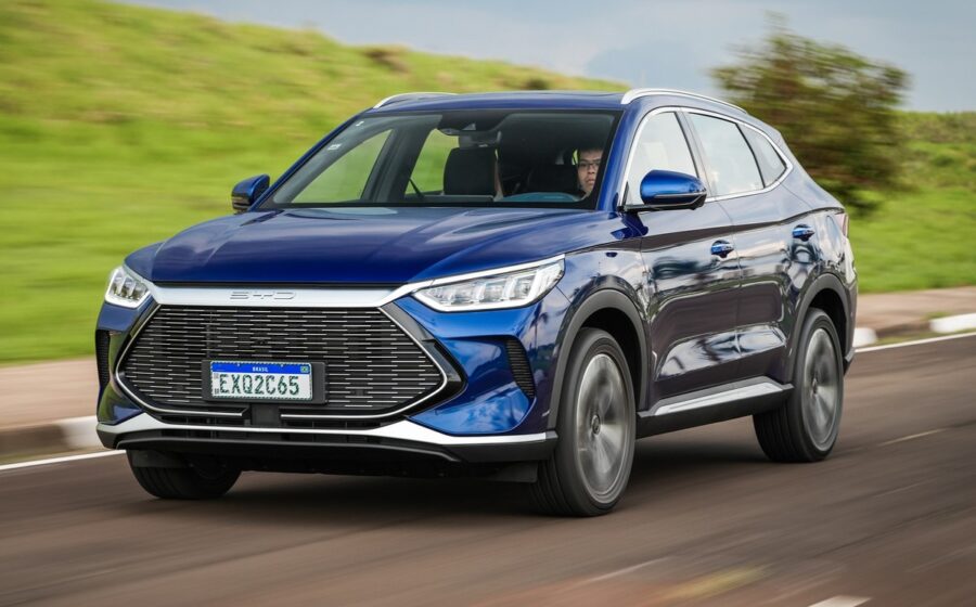 BYD Song Plus 2023 SUV híbrido plug-in prata estacionado, vista frontal e lateral