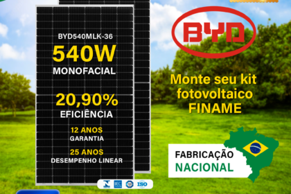 Painéis solares BYD instalados em telhado residencial com logotipo da marca